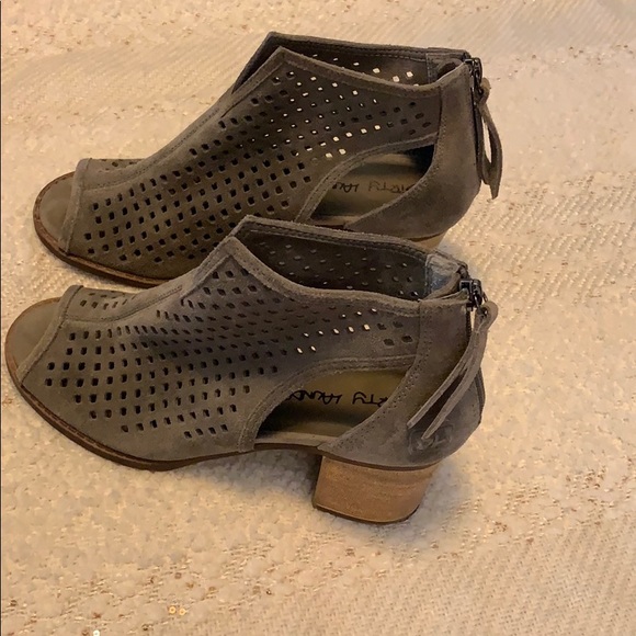 Grey suede heels - Picture 3 of 4